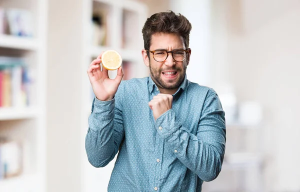 Mladý Muž Který Držel Citron Rozostřeného Pozadí — Stock fotografie