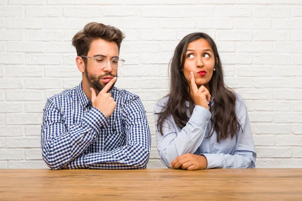 Jovem Mulher Indiana Homem Caucasiano Casal Duvidoso Confuso Pensando Uma — Fotografia de Stock