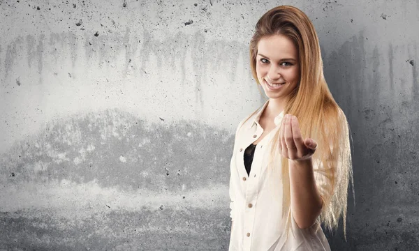 Pretty Young Woman Inviting Come Grunge Grey Background — Stock Photo, Image