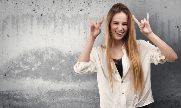 Hübsche Junge Frau Macht Rock Geste Auf Grundigem Hintergrund — Stockfoto