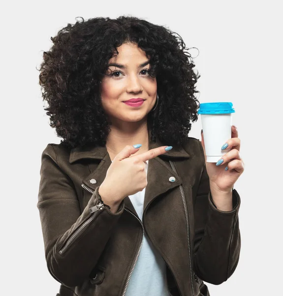 Jonge Vrouw Met Een Koffie — Stockfoto