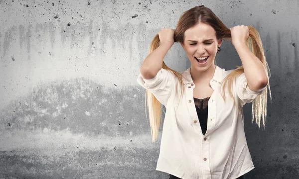 Bella Giovane Donna Allungando Capelli Sfondo Grigio Grunge — Foto Stock