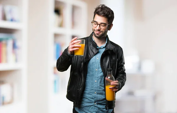 Joven Sosteniendo Una Botella Jugo Naranja Sobre Fondo Borroso — Foto de Stock