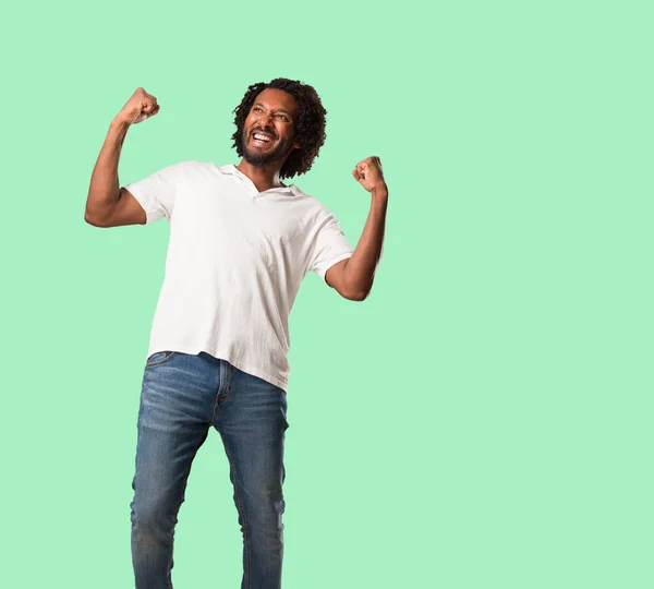 Guapo Afroamericano Muy Feliz Emocionado Levantando Las Armas Celebrando Una — Foto de Stock