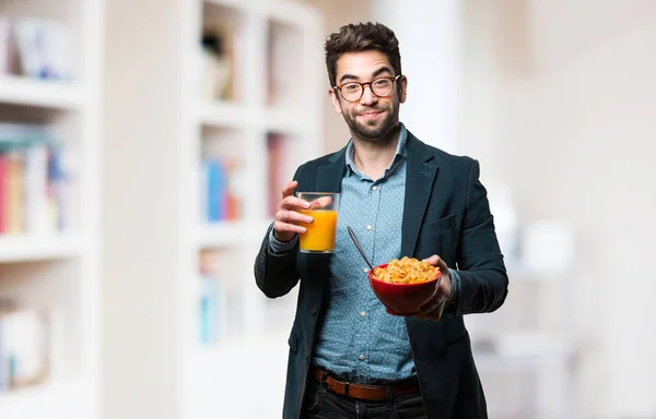 Ung Man Får Frukost Suddig Bakgrund — Stockfoto