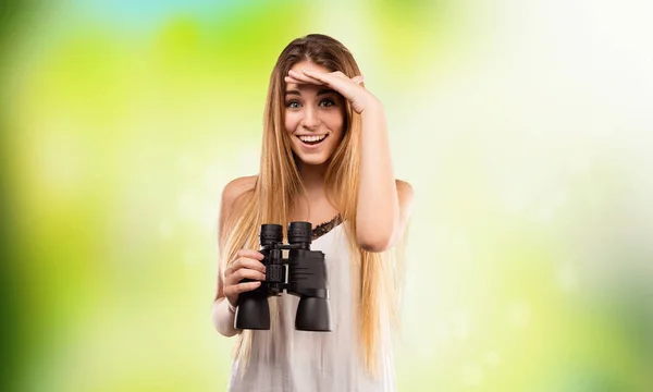 Hübsche Junge Frau Mit Fernglas Auf Verschwommenem Grünem Hintergrund — Stockfoto
