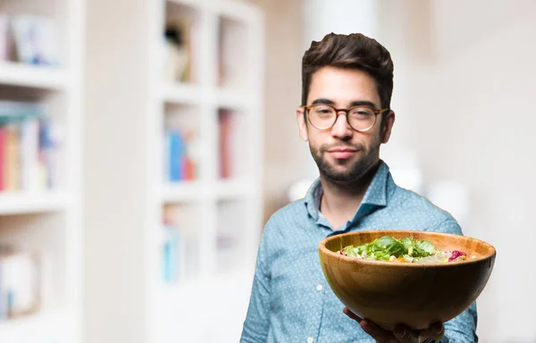 Joven Sosteniendo Una Ensalada Sobre Fondo Borroso — Foto de Stock