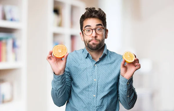 Ung Man Innehar Citron Suddig Bakgrund — Stockfoto