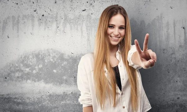 Bella Giovane Donna Facendo Gesto Vittoria Sfondo Grigio Grunge — Foto Stock