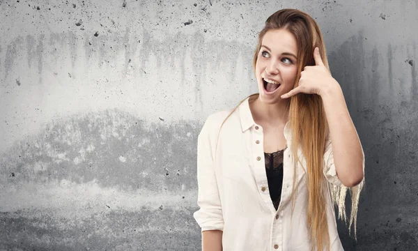 Pretty Young Woman Doing Calling Gesture Grunge Grey Background — Stock Photo, Image