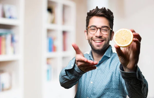 Ung Man Erbjuder Citron Suddig Bakgrund — Stockfoto