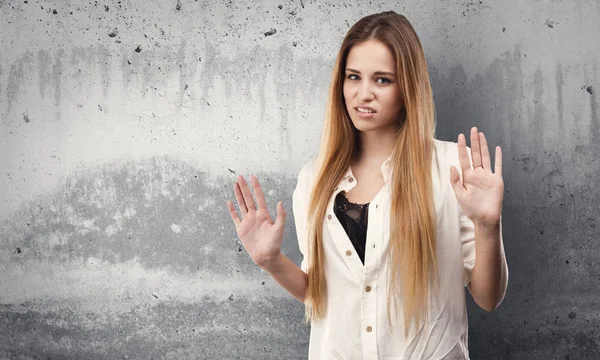 Bonita Jovem Mulher Fazendo Parar Gesto Fundo Cinza Grunge — Fotografia de Stock