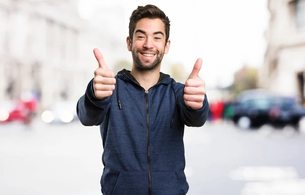 Jonge Man Doen Oke Gebaar Onscherpe Achtergrond — Stockfoto