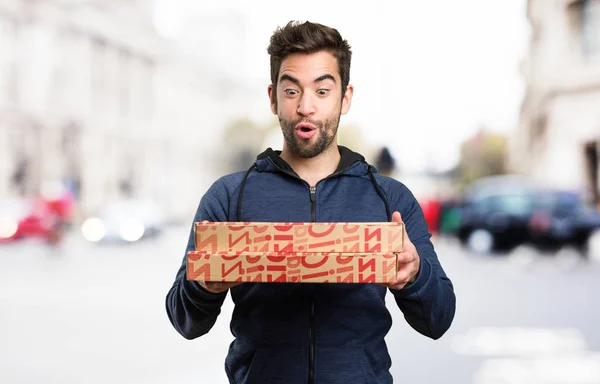 Mladý Muž Který Držel Krabic Pizzu Rozostřeného Pozadí — Stock fotografie