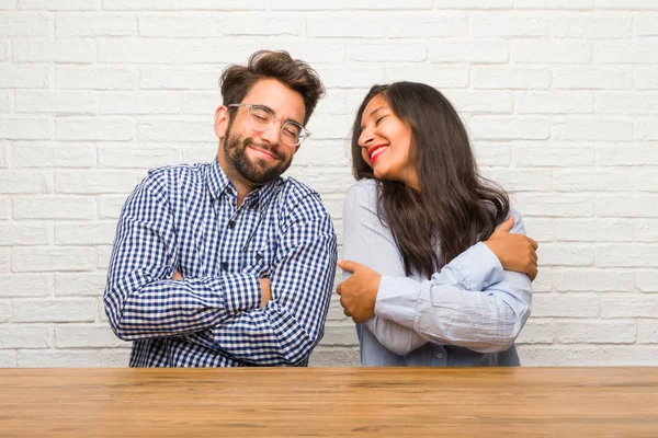 Mulher Indiana Jovem Homem Caucasiano Casal Orgulhoso Confiante Apontando Dedos — Fotografia de Stock