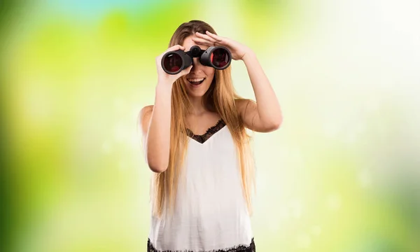 Hübsche Junge Frau Mit Fernglas Auf Verschwommenem Grünem Hintergrund — Stockfoto