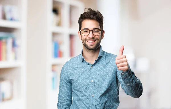 Junger Mann Macht Okay Geste Auf Verschwommenem Hintergrund — Stockfoto