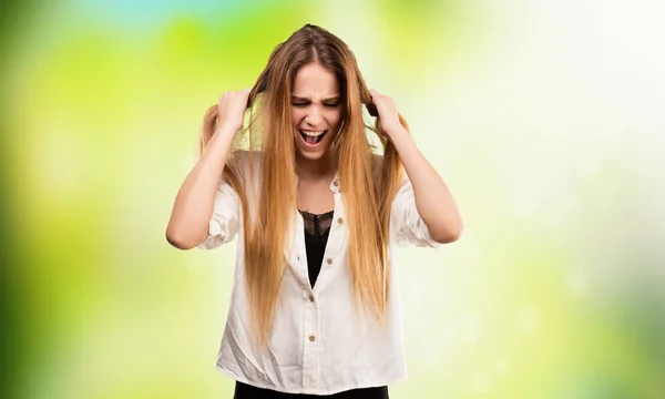 Młoda Kobieta Rozciąganie Jej Włosy Niewyraźne Tło Zielony — Zdjęcie stockowe
