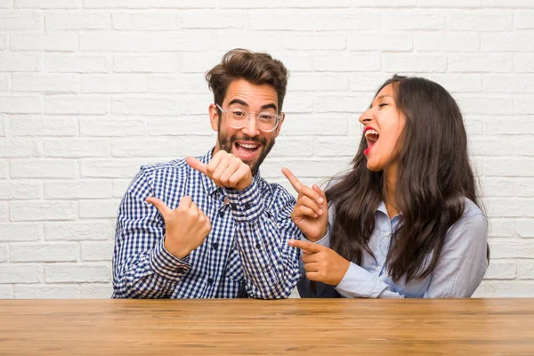 Jovem Mulher Indiana Homem Branco Casal Apontando Para Lado Sorrindo — Fotografia de Stock