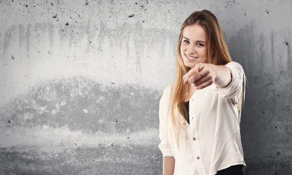 Mooie Jonge Vrouw Wijzend Front Grunge Grijze Achtergrond — Stockfoto