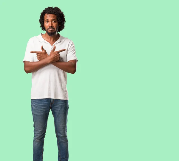 Guapo Afroamericano Hombre Confuso Dudoso Decidir Entre Dos Opciones Concepto — Foto de Stock