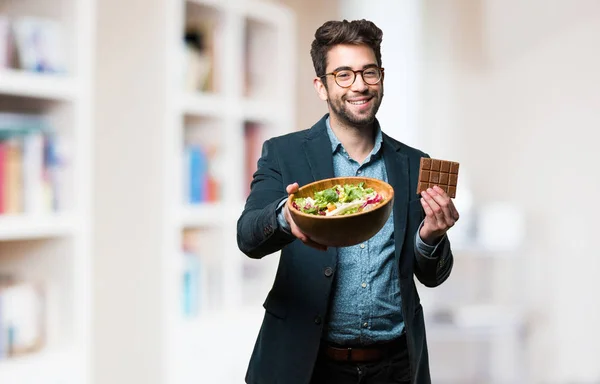 Joven Hombre Elegir Entre Chocolate Ensalada Sobre Fondo Borroso — Foto de Stock