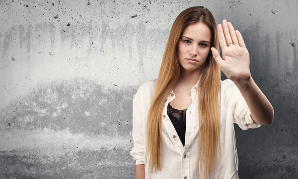 Mooie Jonge Vrouw Doet Stop Gebaar Grunge Grijze Achtergrond — Stockfoto
