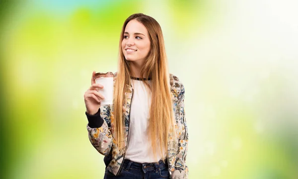 Bonita Jovem Mulher Tendo Café Fundo Verde Desfocado — Fotografia de Stock