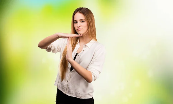 Ganska Ung Kvinna Gör Tid Paus Gest Suddig Grön Bakgrund — Stockfoto