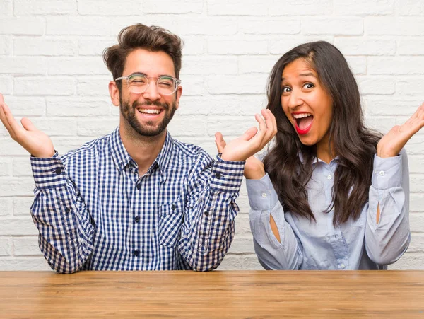 Jovem Mulher Indiana Homem Caucasiano Casal Rindo Divertindo Sendo Relaxado — Fotografia de Stock