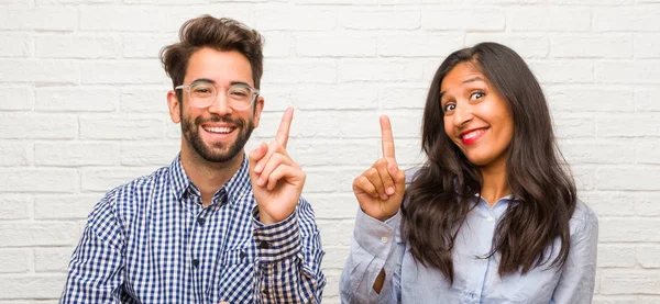 Genç Hintli Kadın Beyaz Adam Çift Gösterilen Bir Numaralı Simgesi — Stok fotoğraf