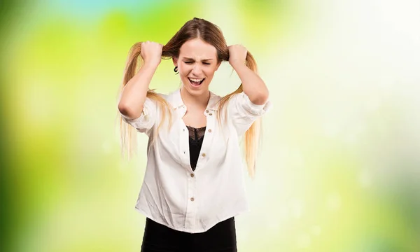 Genç Güzel Kadın Saçlarını Üzerinde Yeşil Arka Plan Bulanık Germe — Stok fotoğraf