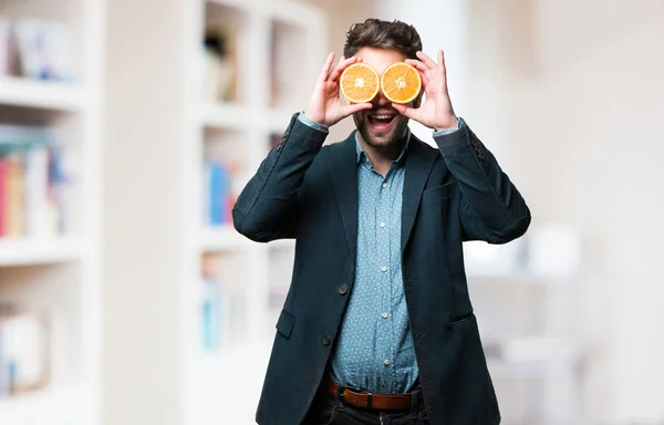 Joven Cubriendo Sus Ojos Con Naranjas Sobre Fondo Borroso — Foto de Stock