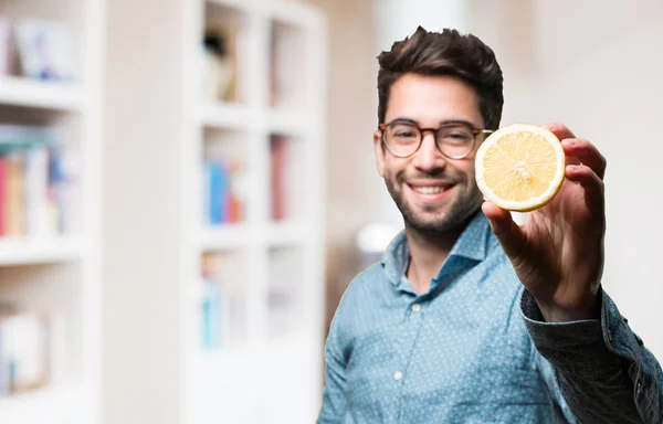 Mladý Muž Který Držel Citron Rozostřeného Pozadí — Stock fotografie