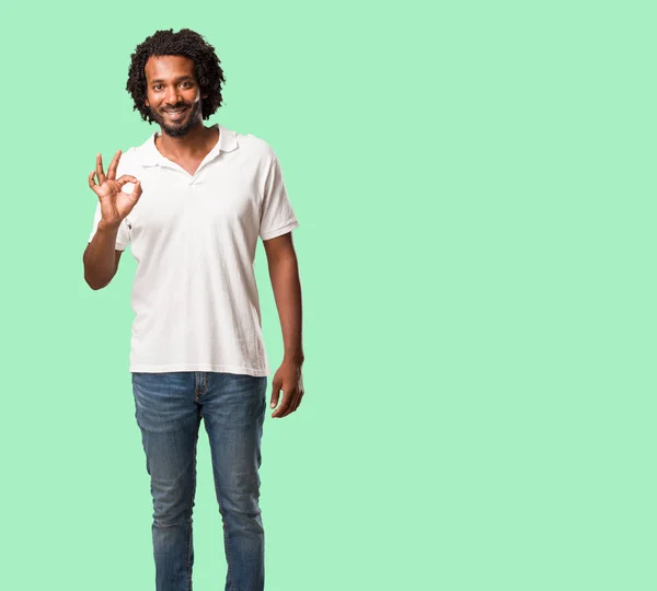 Guapo Afroamericano Alegre Seguro Haciendo Buen Gesto Emocionado Gritando Concepto — Foto de Stock