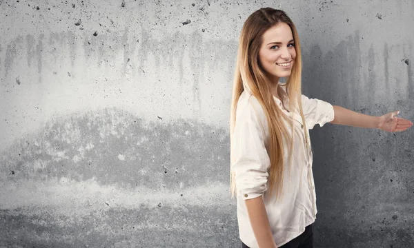 Mooie Jonge Vrouw Doen Welkom Gebaar Grunge Grijze Achtergrond — Stockfoto