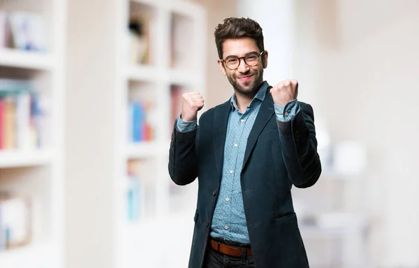 Geschäftsmann Macht Siegergeste — Stockfoto