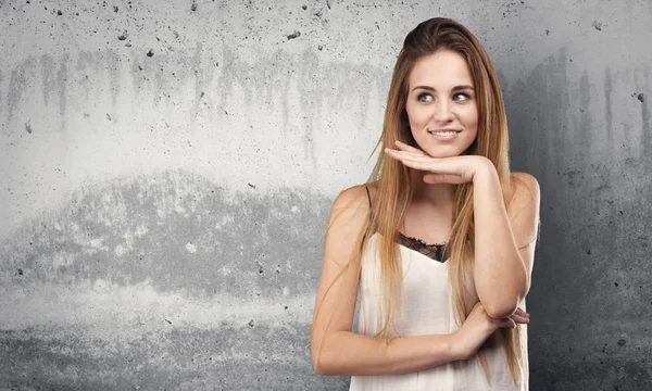 Ganska Ung Kvinna Tänker Grunge Grå Bakgrund — Stockfoto