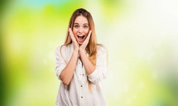 Sorprendida Mujer Joven Bonita Sobre Fondo Verde Borroso —  Fotos de Stock