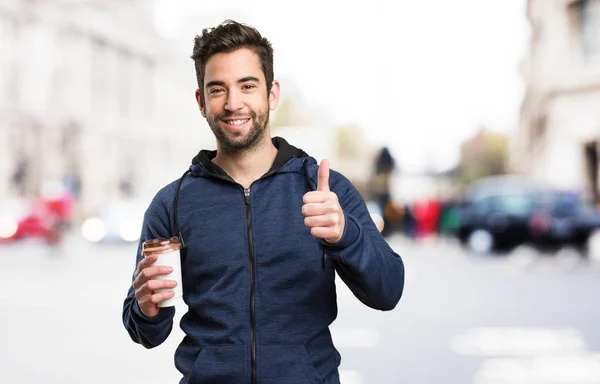 Jovem Segurando Café Fazendo Gesto Fundo Borrado — Fotografia de Stock