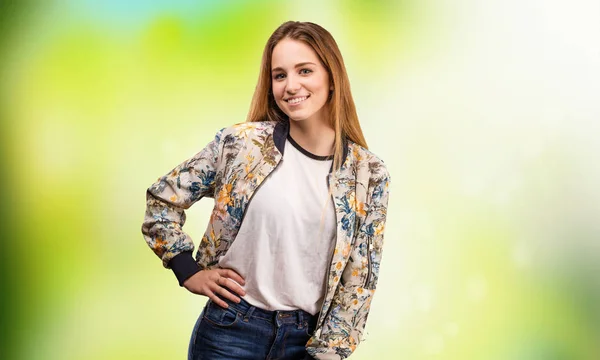 Mooie Jonge Vrouw Met Blonde Haren Draagkracht — Stockfoto