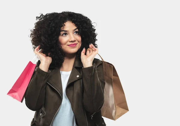 Ung Kvinna Som Håller Shoppingväskor — Stockfoto