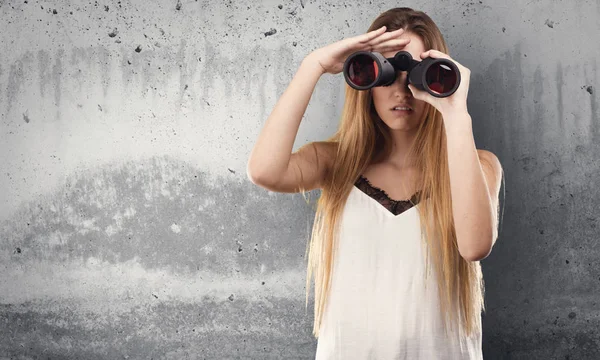 グランジ灰色背景に双眼鏡を使用してかなり若い女性 — ストック写真