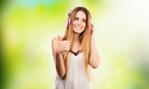 Mujer Escuchando Música Auriculares Sobre Fondo Verde Borroso —  Fotos de Stock