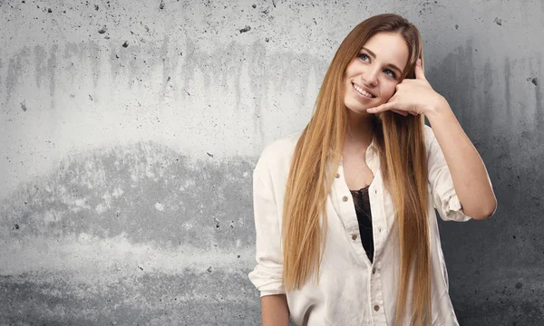 Pretty Young Woman Doing Calling Gesture Grunge Grey Background — Stock Photo, Image