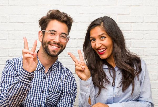 Mulher Indiana Jovem Homem Caucasiano Casal Divertido Feliz Positivo Natural — Fotografia de Stock