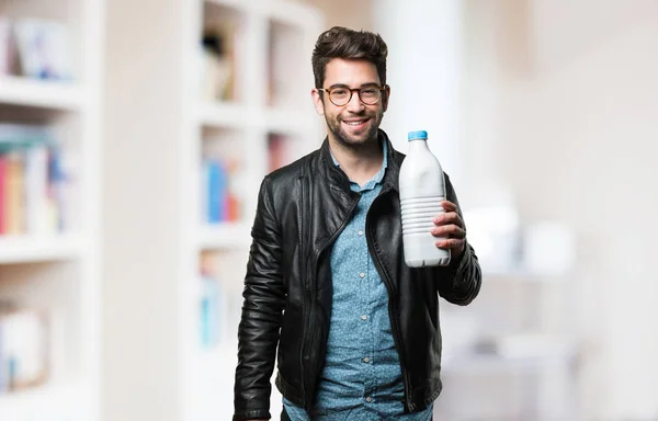 Joven Sosteniendo Una Botella Leche Sobre Fondo Borroso — Foto de Stock