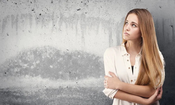 Mujer Joven Bonita Pensativa Sobre Fondo Gris Grunge — Foto de Stock