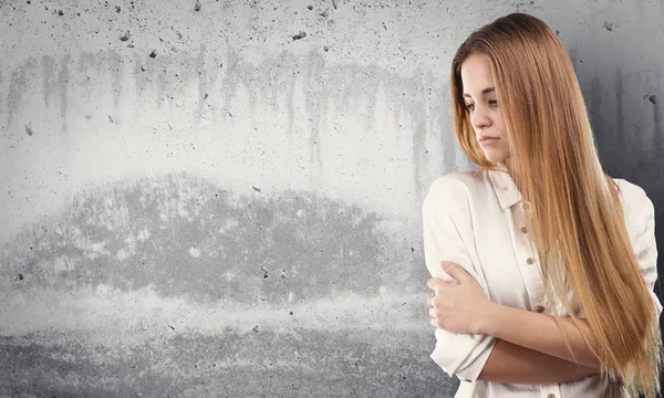 Fundersam Ganska Ung Kvinna Grunge Grå Bakgrund — Stockfoto