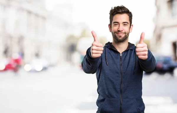 Junger Mann Macht Okay Geste Auf Verschwommenem Hintergrund — Stockfoto